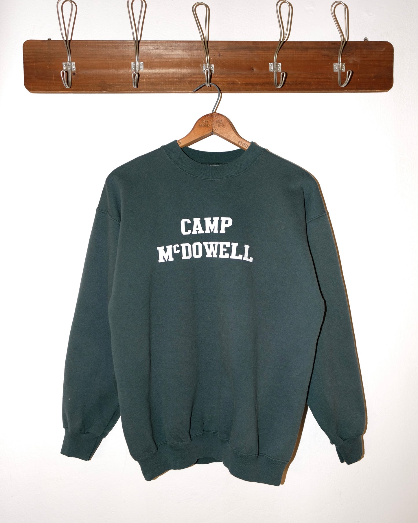 90s FONT SWEATSHIRT ‘CAMP MCDOWELL’
