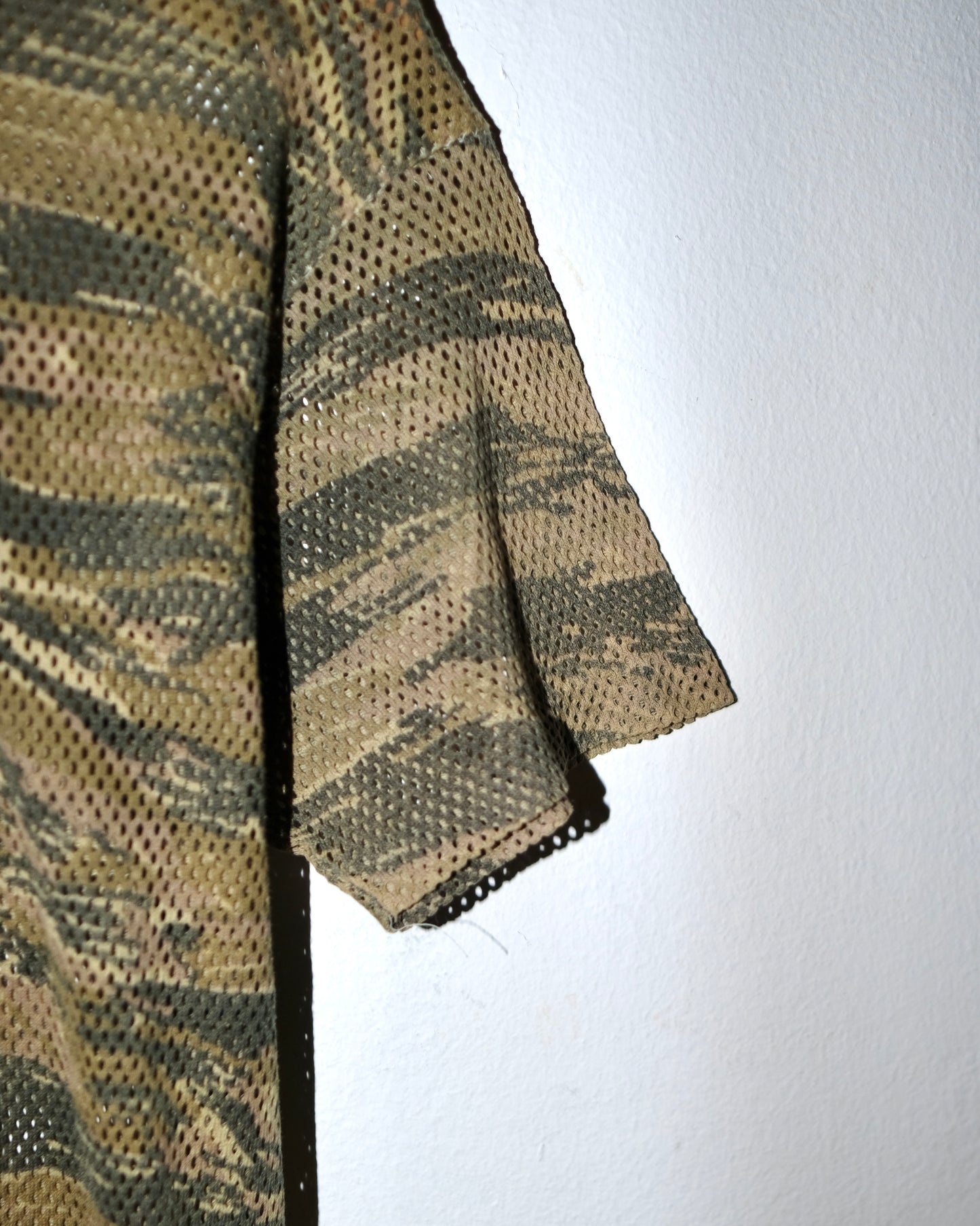 90s CAMOUFLAGE TIGER NET TEE