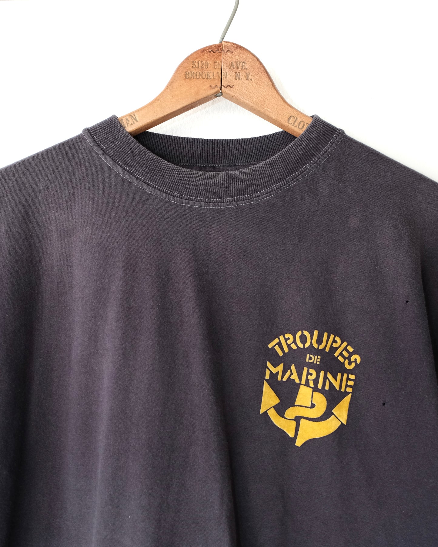 90s TROUPES OF MARINE FLOCK PRINT TEE