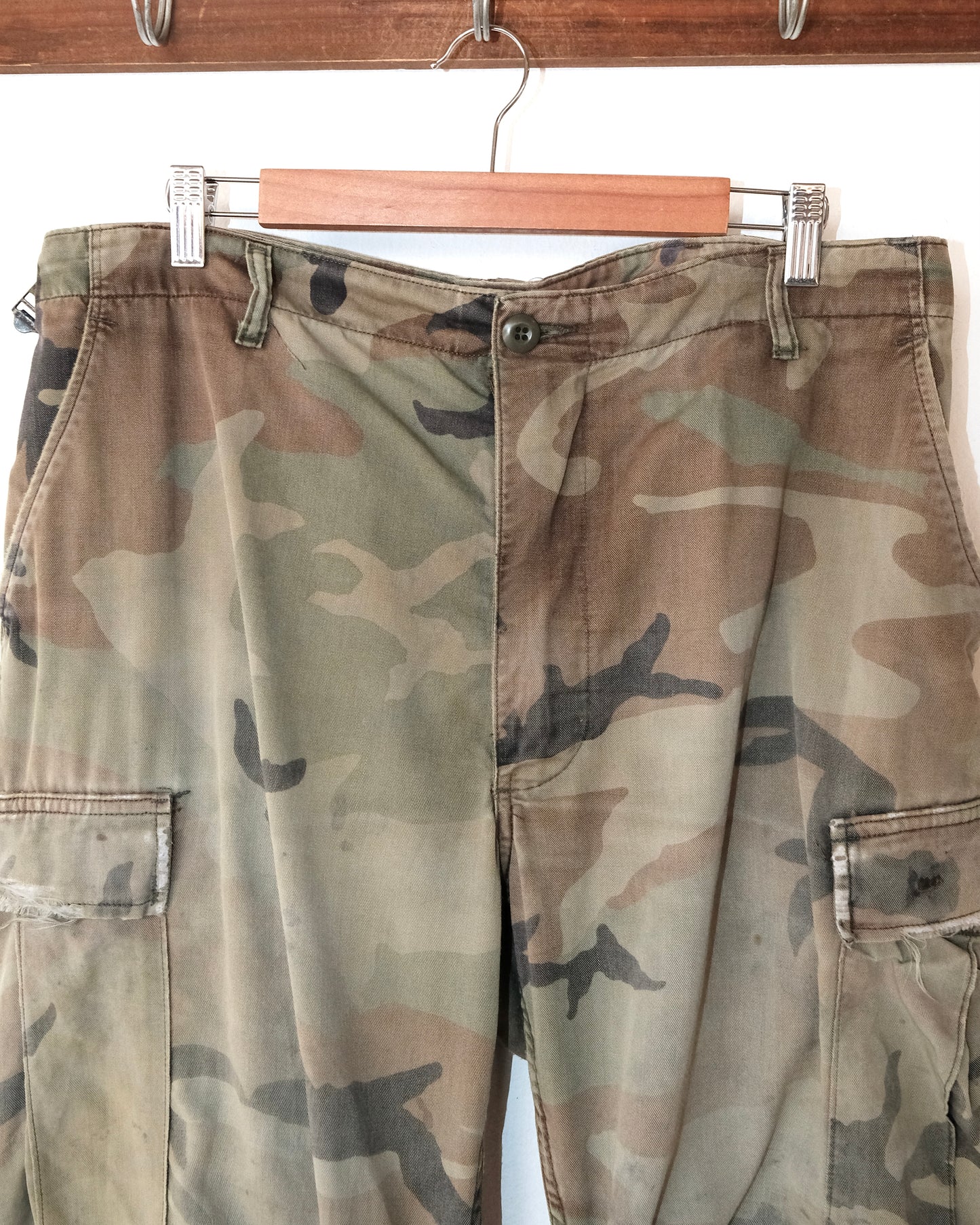80s WOODLAND CAMO FADED & DISTRESSED TROUSER
