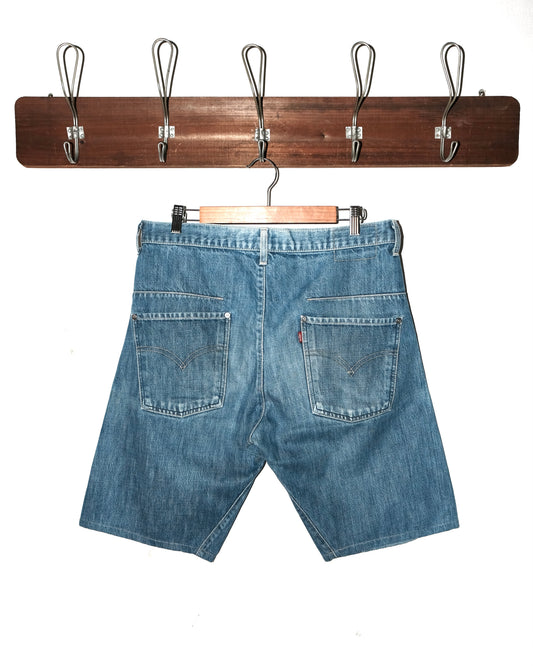LEVI’S ENGINEERED CUT-OFF SHORTS