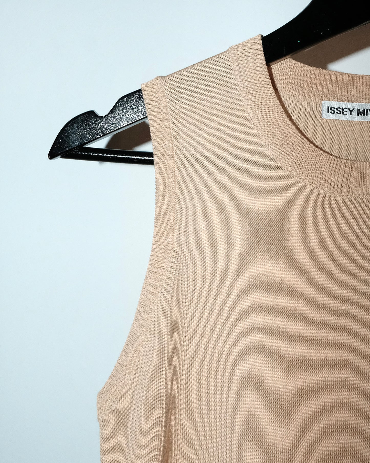 ISSEY MIYAKE SLEEVELESS TANK
